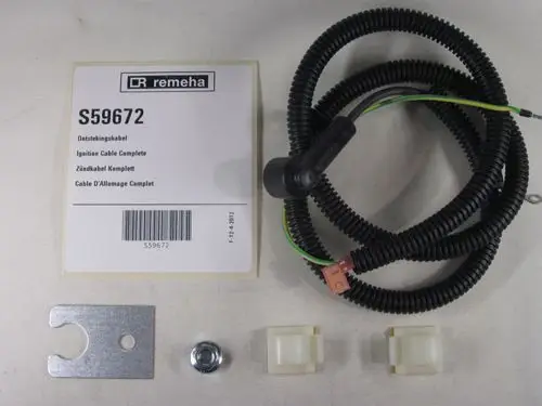 Zündkabel von Remeha, bestehend aus einem Kabelstrang mit Anschluss, zwei Halterungen, einer Metallplatte und einer Schraube. Verpackung mit Artikelnummer sichtbar.
